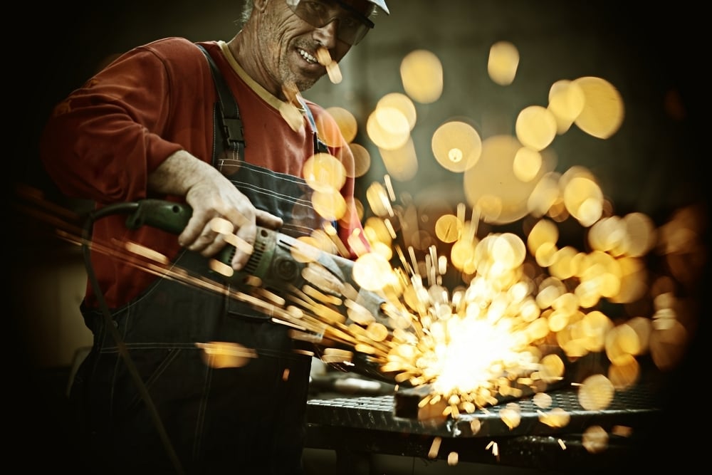Custom manufacturing shop floor with engineers and automation equipment, representing Quick Response Manufacturing (QRM) for high-mix environments.